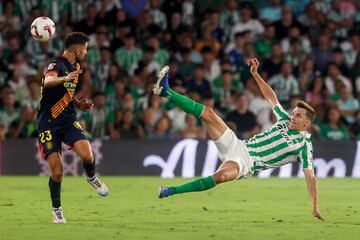 El defensa madrile?o firm車 en verano de 2024 al Betis.
Ha firmado un contrato de 4 a?os con el club de Heli車polis.
