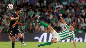 SEVILLA 15/08/2024.- El centrocampista del Girona Iván Martín (i) lucha con Diego Llorente, del Betis, durante el partido de LaLiga entre el Betis y el Girona que se disputa este jueves en el estadio Benito Villamarín, en Sevilla. EFE/José Manuel Vidal