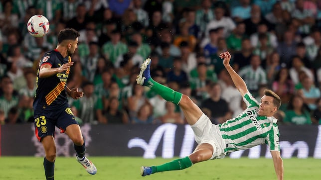 Diego Llorente vuelve a LaLiga por la puerta grande