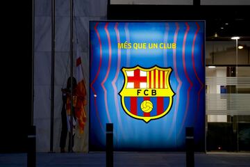 La entrada de las oficinas del FC Barcelona durante la noche en la ciudad condal.