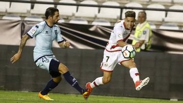 Álex Moreno (derecha), contra el Numancia.