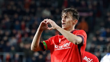 PAMPLONA, 02/02/2025.- El delantero croata de Osasuna, Ante Budimir, tras conseguir el primer gol del equipo osasunista durante el encuentro correspondiente a la jornada 22 de Laliga EA Sports que disputan hoy domingo Osasuna y Real Sociedad en el estadio El Sadar de Pamplona. EFE / Villar López.