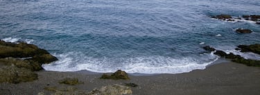 Situada en la zona norte del monte Hacho, la playa de San Amaro es de aguas tranquilas y grava. En el exterior del muelle de Levante, esta cala se sitúa en una zona perfecta para pasar un día tranquilo, sin el movimiento de las playas principales de la ciudad. 