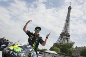 El piloto español participó en un acto de Monster Yamaha junto a otros pilotos como Tito Rabat en la rivera del Sena, en París.