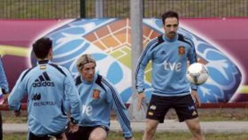 DEP66. GNIEWINO (POLONIA), 20/06/2012.- Los jugadores Sergio Ramos (i), Xavi Hernández (2i), Fernando Torres (3i), Juanfran Torres (2d) y Cesc Fábregas (d), hacen un rondo durante el entrenamiento de hoy, 20 de junio de 2012, de la selección española de fútbol en la localidad polaca de Gniewino con vistas al partido de cuartos de final del sábado en Donetsk (Ucrania) contra Francia. EFE/Juan Carlos Cárdenas.