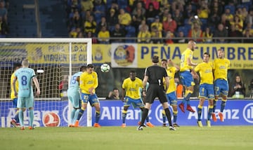 0-1. Messi marcó el primer gol en una falta directa.