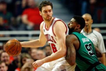 Pau Gasol y Amir Johnson.