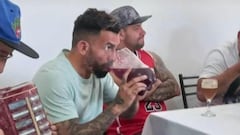 Cantó, bailó y bebió: Tévez visitó el pueblo de su padre y se hizo viral