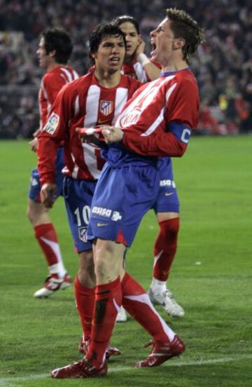 Fernando Torres con el brazalete de capitán de su equipo del alma, el Atlético de Madrid.