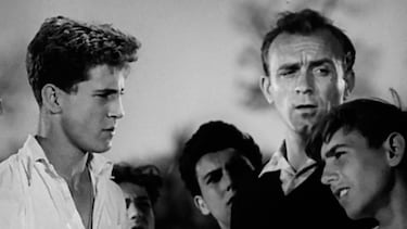 Alfredo Di Stéfano, además de ser una leyenda del fútbol, tuvo una trayectoria notable en el cine, principalmente interpretándose a sí mismo en películas que aprovechaban su inmensa popularidad. Algunos ejemplos son: 'Con los mismos colores' (1949), 'Once pares de botas' (1954), 'Saeta rubia' (1956) o 'La batalla del domingo' (1963).