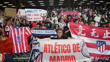 Hong Kong (Hong Kong), 07/08/2024.- Spectators wave Atletico de Madrid t-shirts and flags during a friendly soccer match against the Kitchee of Hong Kong at the Hong Kong Stadium in Hong Kong, China, 07 August 2024. Atletico de Madrid won over Kitchee for 6 to 1. (Futbol, Amistoso) EFE/EPA/BERTHA WANG