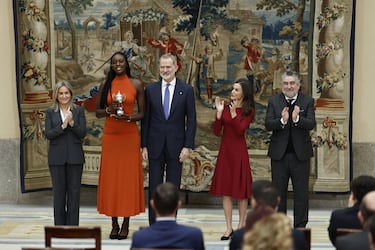Los Reyes entregan a la baloncestista Awa Fam Thiam su galardón en la entrega de los Premios Nacionales del Deporte 2023 y 2024