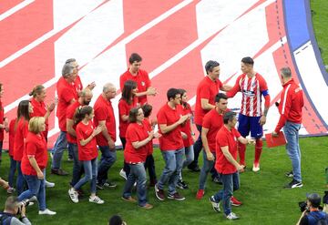 Torres recibe a los socios que han transportado la camiseta gigante firmada por los aficionados.