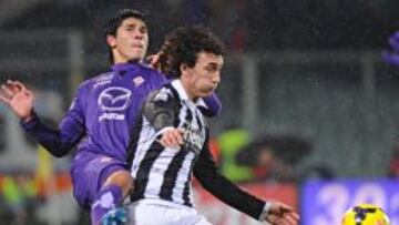 El jugador Facundo Roncaglia de la ACF Fiorentina disputa el bal&oacute;n con Niccolo Giannetti del Siena Calcio hoy, jueves 23 de enero de 2014, durante su partido de la Copa Italiana en el estadio Artemio Franchi en Florencia (Italia). 