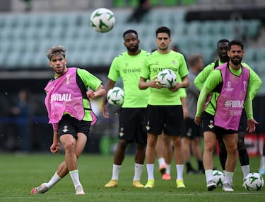 Abde Ezzalzouli del Real Betis dispara durante un entrenamiento del Real Betis.