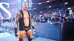 Randy Orton hace su entrada al ring.