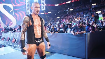 Randy Orton hace su entrada al ring.