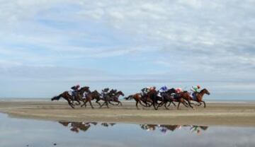 Carrera de caballos de Laytown Strand en la costa este de Irlanda.