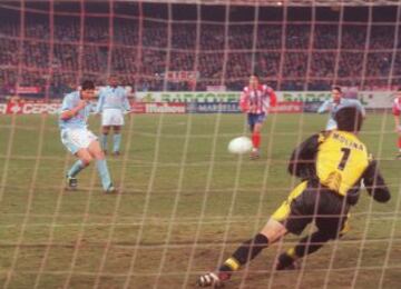 Ten seasons in Primera (six at Valencia, one at Atlético Madrid, two with Compostela and one at Celta Vigo).