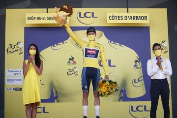 El ciclista neerlandés Mathieu van der Poel, tras la victoria de etapa, se pone líder en la general. 