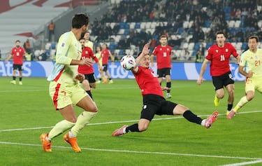 Oyarzabal lanzó la pena máxima del penalti por mano de Gocholeishvili. Engañó por completo a Mamardashvili en su lanzamiento, ejecutando el golpeo a su lado derecho y de seguridad. Perfecta definición.