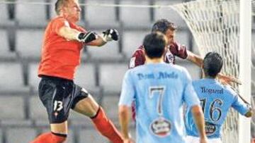 <b>A DESTIEMPO. </b>En la imagen se aprecia cómo Yoel mide mal su salida y Richi aprovecha para marcar.