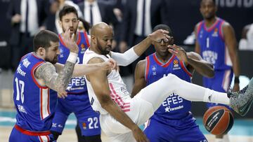 Alex Tyus, p&iacute;vot del Madrid, ante Moerman, del Efes.