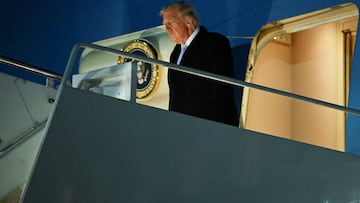 U.S. President Donald Trump disembarks Air Force One at Joint Base Andrews, Maryland, U.S., November 16, 2025. REUTERS/Annabelle Gordon