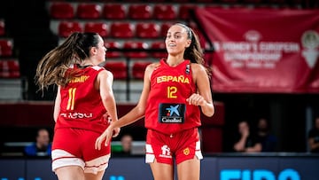 Martina Vizmanos y Leyre Urdiain celebran una acción.