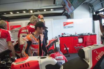 MotoGP. Dani Pedrosa se acerc¨® al box de Ducati para pedir disculpas a Andrea Dovizioso, tras chocar contra ¨¦l y caer al suelo ambos.