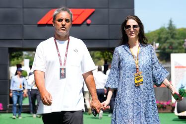 El ex piloto de F1 Felipe Massa, acompañado de su esposa Anna Raffaela, a su llegada al circuito de Barcelona-Cataluña, en Montmeló (Barcelona).