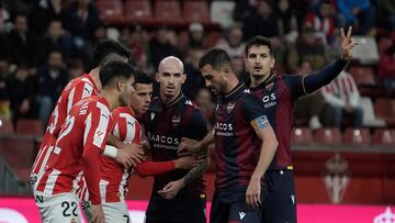 09/12/23 PARTIDO SEGUNDA DIVISION 
SPORTING DE GIJON -  LEVANTE 
 JUGADORES EN UN CORNER GRUPO 