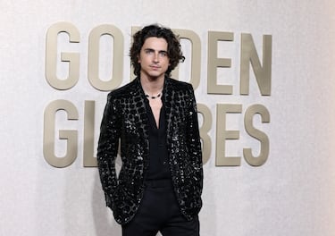 Timothee Chalamet durante la alfombra roja de la 81ª edición de los Globos de Oro que se ha celebrado en el Beverly Hilton de Los Ángeles.