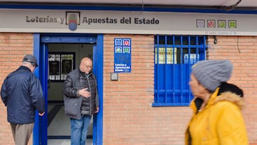 Agraciados con el ‘Segundo Premio’ del Sorteo Extraordinario de El Niño 2025 correspondiente al número 06766 celebran su suerte en la administración “El León” núm 16, de la Avenida de Los Angeles 27 en Getafe, a 6 de enero de 2025, en Getafe, Madrid (España). El Sorteo de la Lotería del Niño se celebra en el Salón de Loterías y Apuestas del Estado mediante un sistema de bombos múltiples. Cuenta con una emisión de 55 series de 100.000 billetes cada una, que alcanza los 1.100 millones de euros, destinando el 70%, es decir, 770 millones de euros, a premios.
06 ENERO 2025
Mateo Lanzuela / Europa Press
06/01/2025