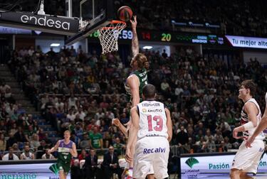 El Baskonia supera al Unicaja en una prórroga demoledora