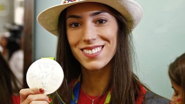 Sandra Aguilar muestra la medalla de plata conseguida por el equipo de gimnasia rítmica en los Juegos Olímpicos de Río a su llegada al aeropuerto de Barajas.