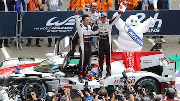 ELM004. Le Mans (France), 17/06/2018.- Fernando Alonso (C) of Spain , Kazuki Nakajima (L) of Japan and Sebastien Buemi (R) of Switzerland celebrate after winning the 24h Le Mans race with a Toyota Gazoo Racing (starting n.8) in a Toyota TS050 Hybrid in Le