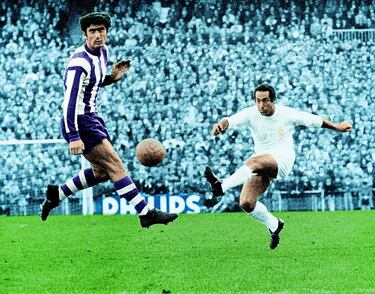 El eterno olvidado en estas listas de ‘Mejor jugador de la historia’. Ganador de seis Copas de Europa (algo que nadie ha podido igualar hasta el momento) y de 12 Ligas, Gento ha sido sin lugar a dudas el mejor extremo izquierdo de todos los ¿Por qué? Porque de su oficio en el terreno de juego hizo virtud. Su velocidad, sus desbordes, sus fintas, sus regates, su frenazo en seco con el que se deshacía de su rival… le convirtieron en una de las grandes armas ofensivas del Madrid que conquistó cinco Copas de Europa de manera consecutiva. Su trayectoria en el conjunto blanco (desde 1953 hasta 1971), junto con su binomio con Di Stéfano les hacen, prácticamente, y por defecto, estar presentes en cualquier ránking. También merecían estar presentes los holandeses Coen Moulijn (Feyenoord), Rob Resenbrink (Ajax) y Piet Keizer (Ajax), y el sueco Skoglund, por citar a algunos más.