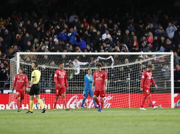 1-0. Los jugadores del Real Madrid abatidos tras el primer gol de Gonçalo Guedes.