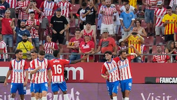 GIRONA, 20/08/2023.- El delantero uruguayo del Girona FC Cristhian Stuani (d) celebra su primer gol, durante el partido de la segunda jornada de Liga en Primera División entre el Girona FC y el Getafe CF hoy domingo en el estadio municipal de Montilivi, en Girona. EFE/David Borrat.