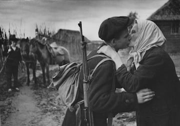 Un soldado ruso se despide de su madre antes de marchar a la guerra.