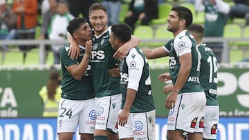 El jugador de Santiago Wanderers Gustavo Lanaro celebra con sus compañeros su gol contra Santiago Morning.