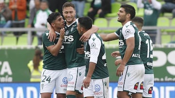 El jugador de Santiago Wanderers Gustavo Lanaro celebra con sus compa&ntilde;eros su gol contra Santiago Morning.