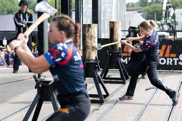 Deportistas de todo el mundo compiten en varias pruebas manejando diferentes herramientas para la madera como motosierras, hachas y sierras.