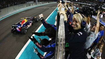 ABU DHABI, UNITED ARAB EMIRATES - NOVEMBER 14: F1 2010 World Champion Sebastian Vettel of Germany and Red Bull Racing crosses the finishing line in front of team mates to win the Abu Dhabi Formula One Grand Prix at the Yas Marina Circuit on November 14, 2010 in Abu Dhabi, United Arab Emirates. (Photo by Vladimir Rys/Getty Images)  ALEGRIA CELEBRACION CAMPEON DEL MUNDO DE FORMULA UNO 2010 META  PUBLICADA 15/11/10 NA MA40 5COL