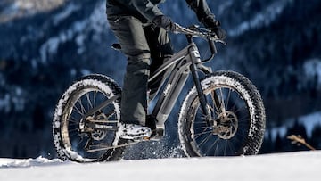 La e-bike de Jeep, una MTB todoterreno de la que todo el mundo habla tras el anuncio de la Super Bowl, rodando sobre nieve.