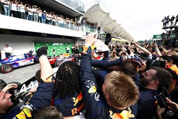 Max Verstappen celebra la victoria de carrera con su equipo.