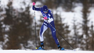 El esquiador finland&eacute;s Remi Lindholm compite durante la prueba de 50 kil&oacute;metros con salida masiva de esqu&iacute; de fondo durante los Juegos Ol&iacute;mpicos de Invierno de Pek&iacute;n 2022.
