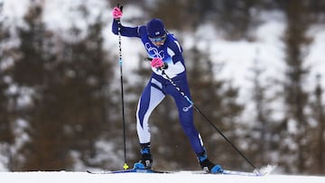 El esquiador finlandés Remi Lindholm compite durante la prueba de 50 kilómetros con salida masiva de esquí de fondo durante los Juegos Olímpicos de Invierno de Pekín 2022.