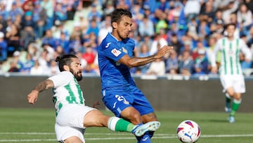 GETAFE (MADRID), 21/10/2023.- Isco, centrocampista del Real Betis (i) disputa una posesi¨®n ante Stefan Mitrovic, defensa serbio del Getafe SAD durante el partido de LaLiga entre el Getafe y el Betis, este s¨¢bado en el Coliseum. EFE/ Mariscal